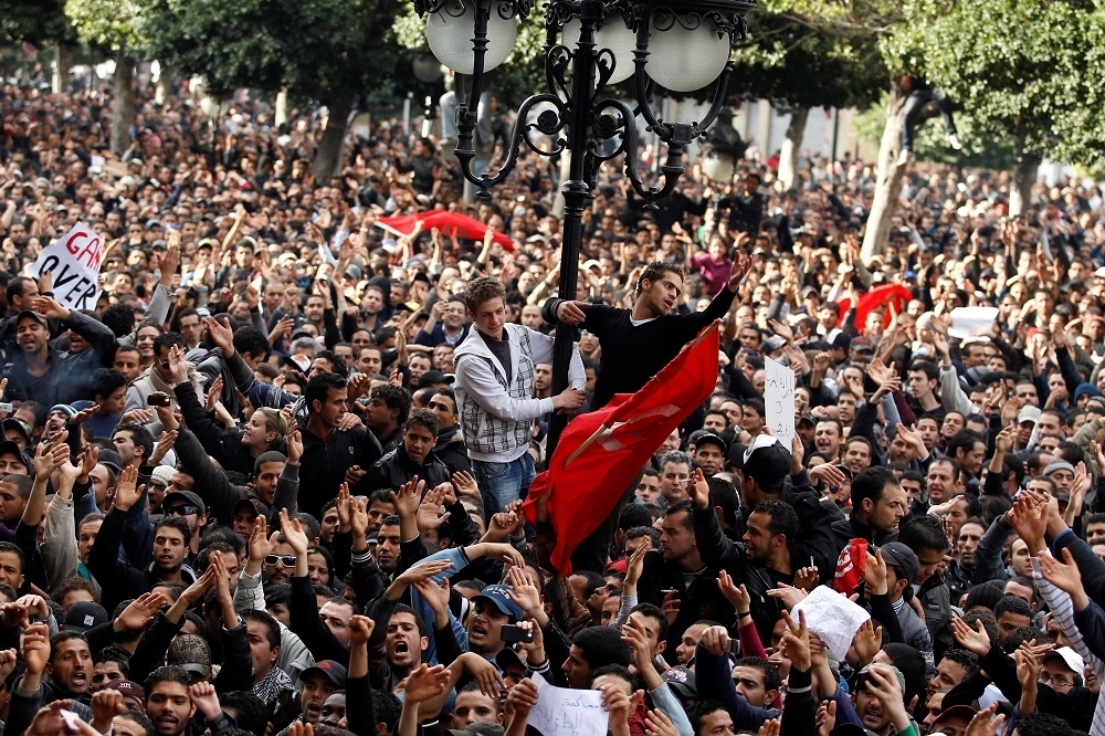 2011年1月突尼希亞人民在首都突尼斯大規模遊行。（湯森路透）
