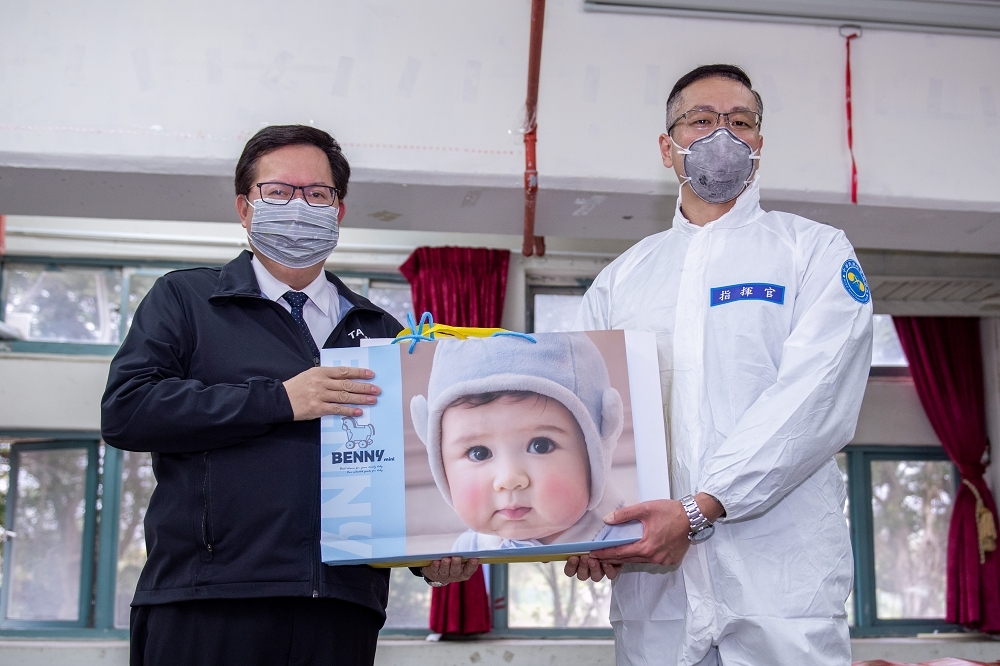 陸軍33化學兵群指揮官龔龍峰因為桃園市消毒任務，錯過兒子出生的重要時刻。（桃園市府提供）