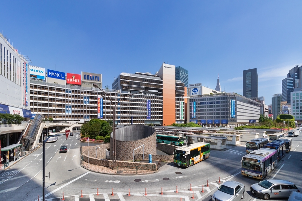 現代的新宿車站西口圓環（圖片取自維基百科）