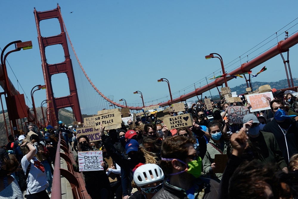 2020年6月舊金山金門大橋上黑人同命運動遊行。（湯森路透）