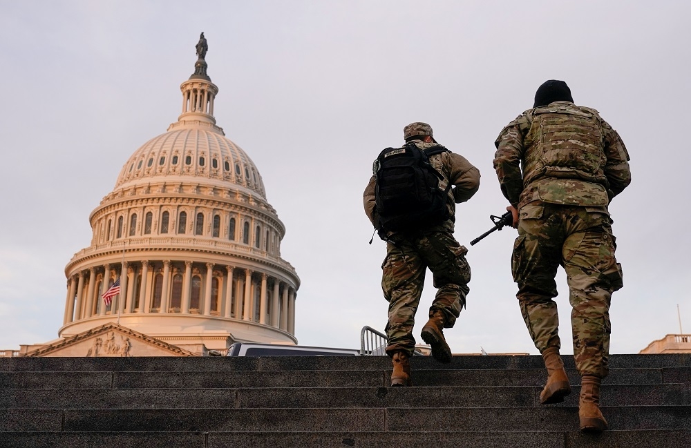1 月 15 日國民兵在美國華盛頓的國會附近巡邏。（湯森路透）