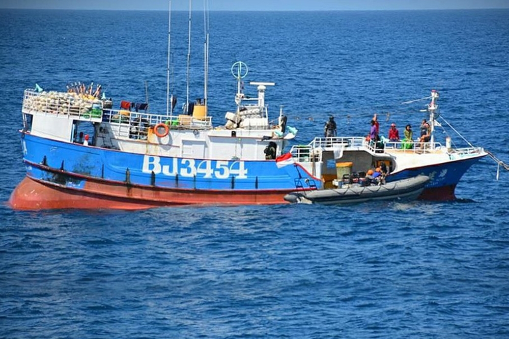 東港籍鮪旗魚延繩釣漁船「海建興20號」22日遭印尼海軍扣押至今，外交部現正交涉中。（翻攝自百度）
