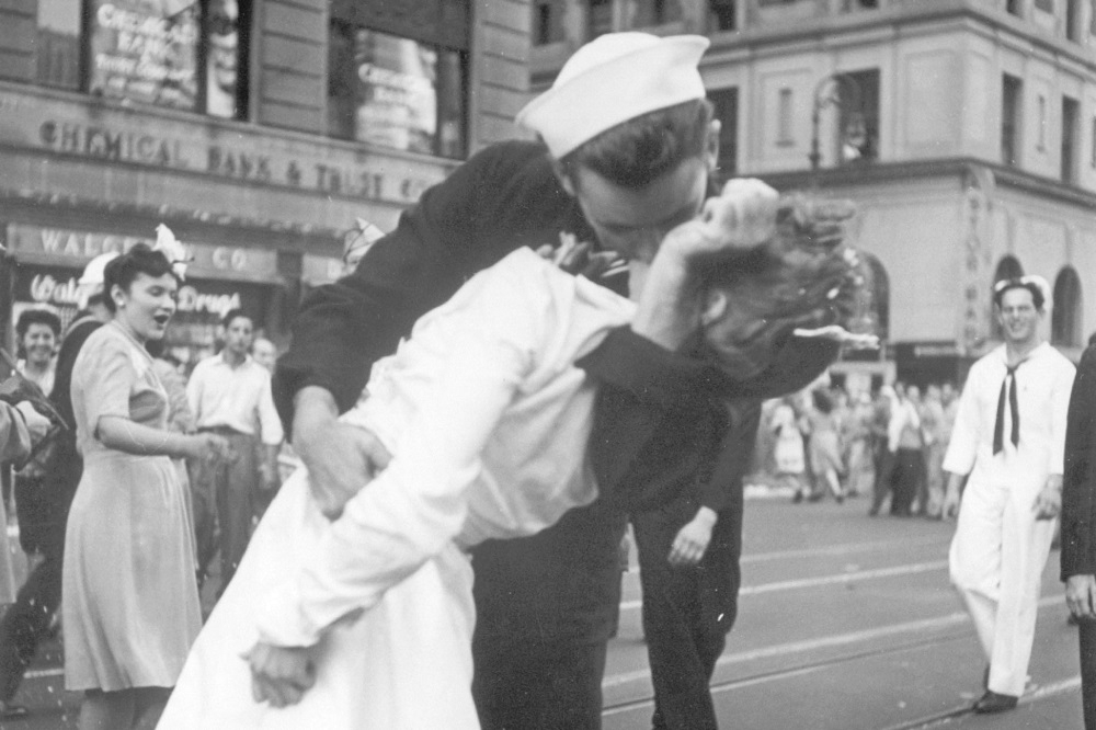 第二次世界大戰後，世界進入相對穩定的年代，由謹慎小心與某種責任感所引導。這就是負責年代，但這個年代已然遠去。（二戰經典照片「勝利之吻」（The Kiss）／維基百科）