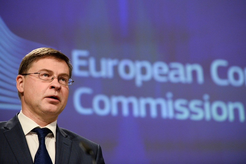 歐盟委員會副主席 Dombrovskis 和衛生專員 Kyriakides 舉行億苗出口透明化記者會。（湯森路透）