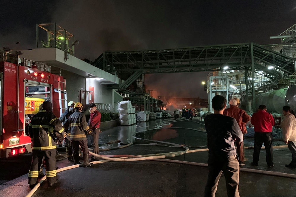 聯成化工林園廠29日發生大火，火勢連燒近10小時。（取自陳其邁臉書）