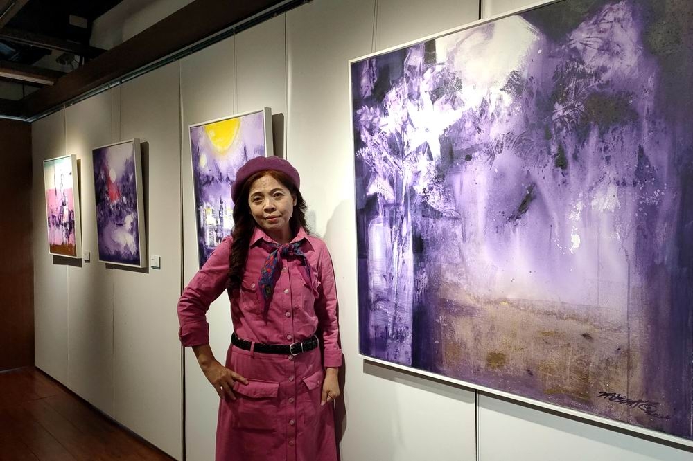 藝術家王迎春創作紫色系列，希望透過藝術療癒大家在疫情中受傷的心靈。（楊文琳攝）