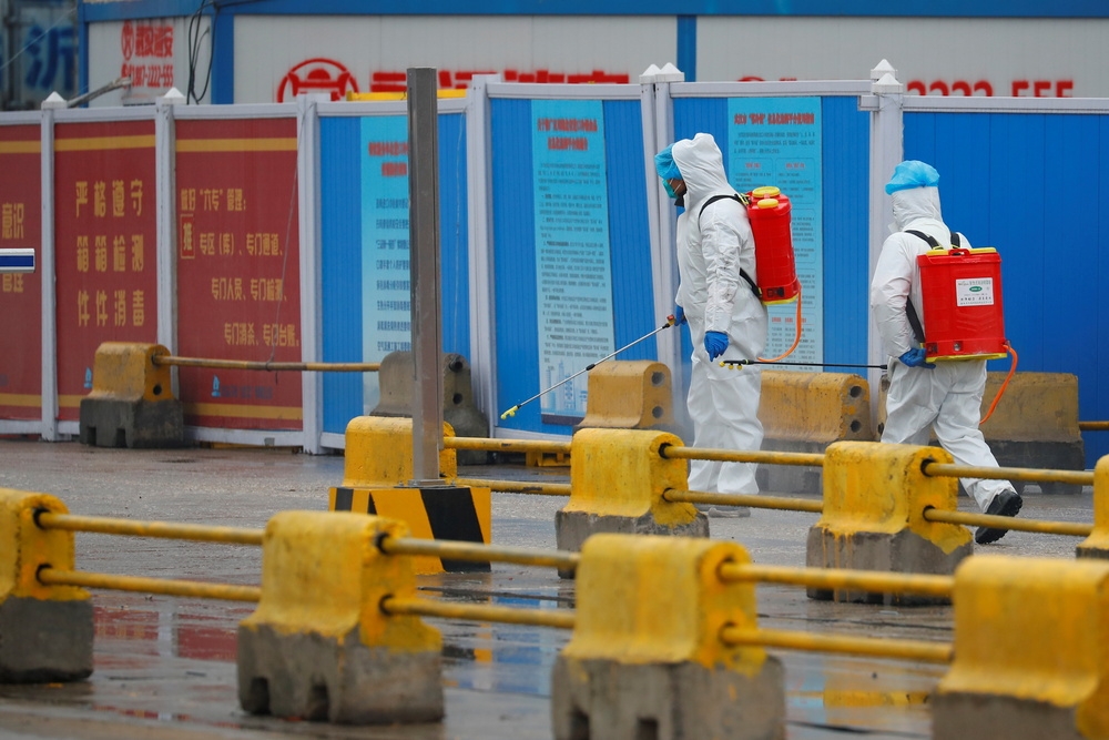 武漢華南市場進行消毒整理。（湯森路透）