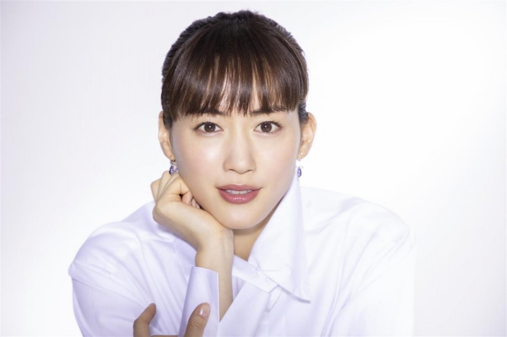 綾瀨遙是去年日本收入最高的女星，氣質清新的她，演技也備受肯定。（取自綾瀨遙官網）
