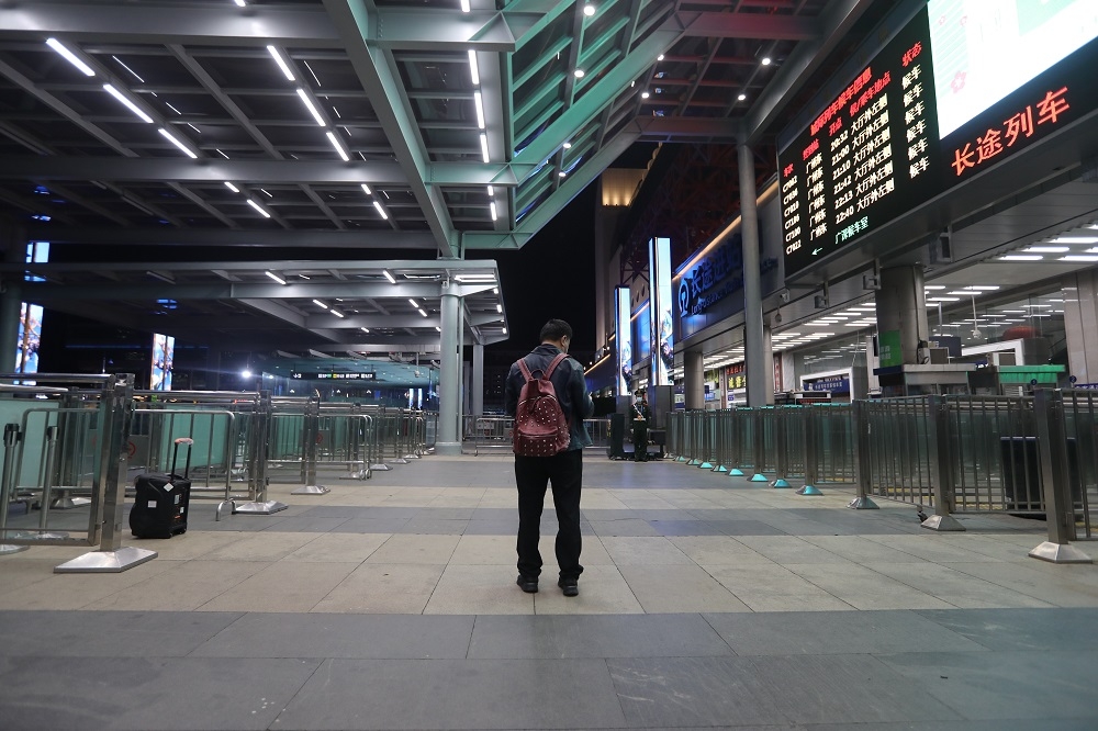 深圳迎來春運的首列火車，車上只有200名乘客，車站相當空曠。（湯森路透）