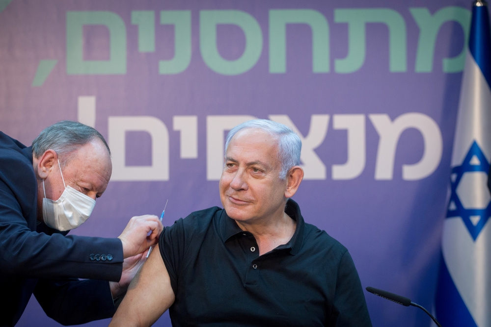 以色列總理納坦雅胡接種新冠疫苗。（湯森路透）