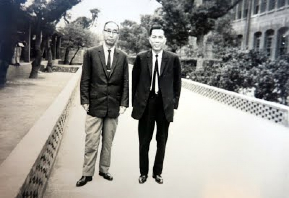 吳冶民（圖左）當年編的高中化學教科書，普遍為全中國大陸中學所採用。（圖片由車道和提供）
