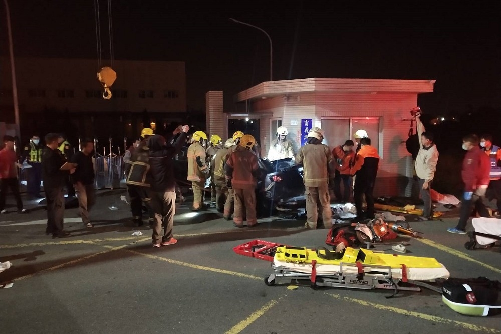 台南安南區台江大道2日凌晨零時許發生一件重大車禍，車上6人全死。(記者翻攝）