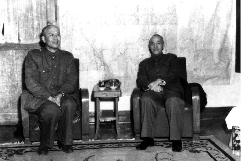 1949年，時任華中軍政長官白崇禧（左）與蔣介石合影。