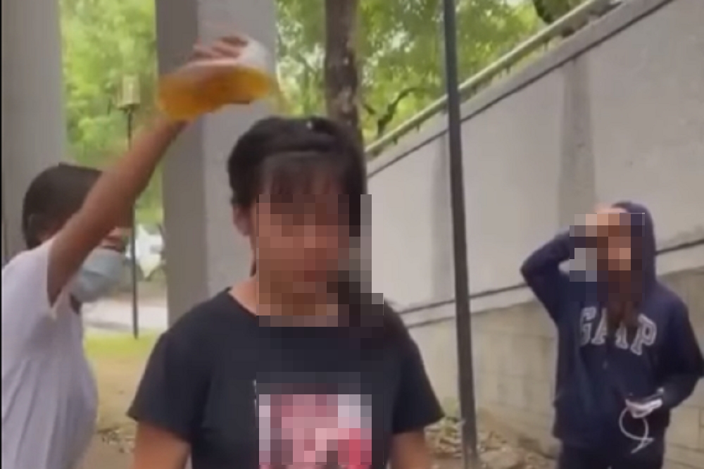 高雄市鳳山驚傳一名少女遭集體霸凌，她被7、8人以飲料淋頭、呼巴掌。（取自網路影片）