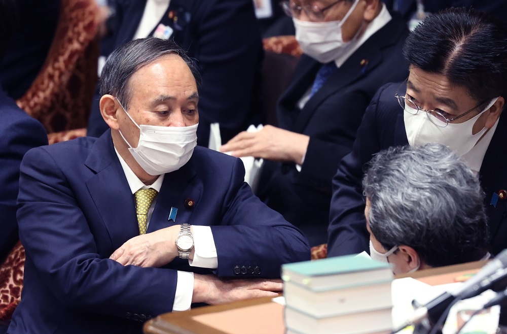 日本首相菅義偉出席預算審核案。（湯森路透）