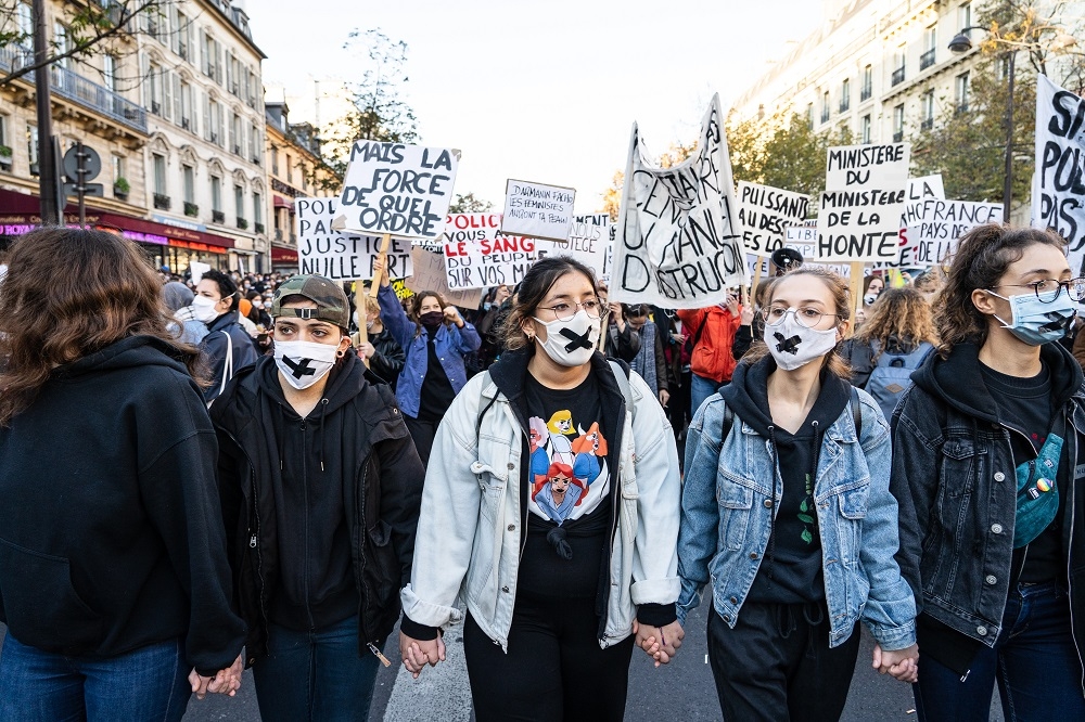 2020 年 11 月女權團體出席位於巴黎的反對破壞自由法律和警察暴力抗議遊行，表達反對性暴力。（湯森路透）