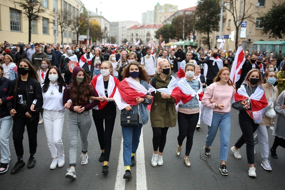 白俄羅斯抗議持續近一年。圖為2020年9月27日白俄羅斯人再度抗議。（湯森路透）