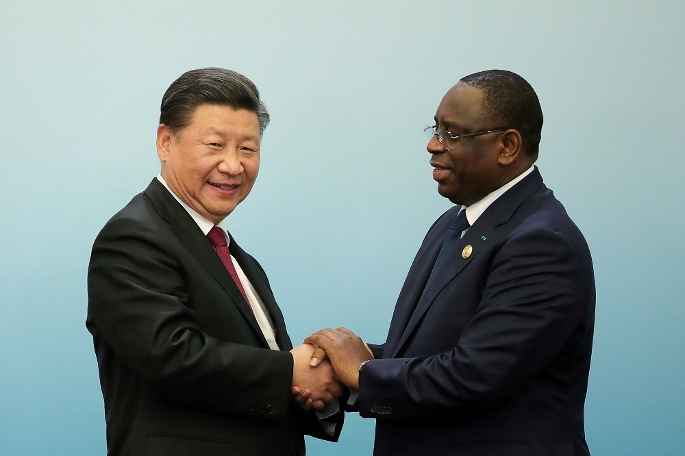 中國領導人習近平與賽內加爾總統薩爾於 2018 年中非合作論壇上握手。（湯森路透）