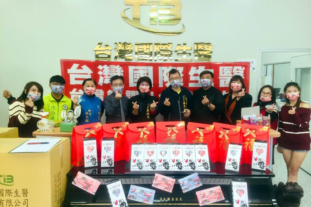 台灣國際生醫力挺桃醫捐贈十萬片口罩。（楊文琳攝）