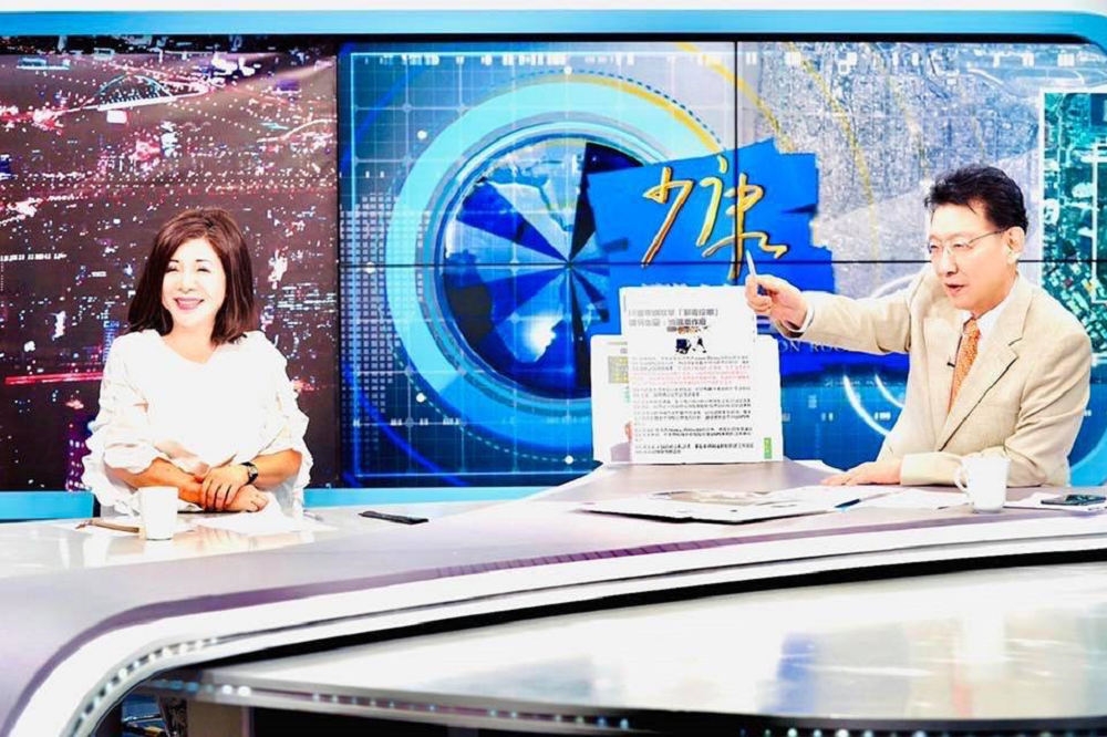 媒體人陳文茜、趙少康兩人於節目中同台辯論不同的意見，節目外則私交甚篤，是「吵出來的友誼」。 （取自文茜的世界周報）