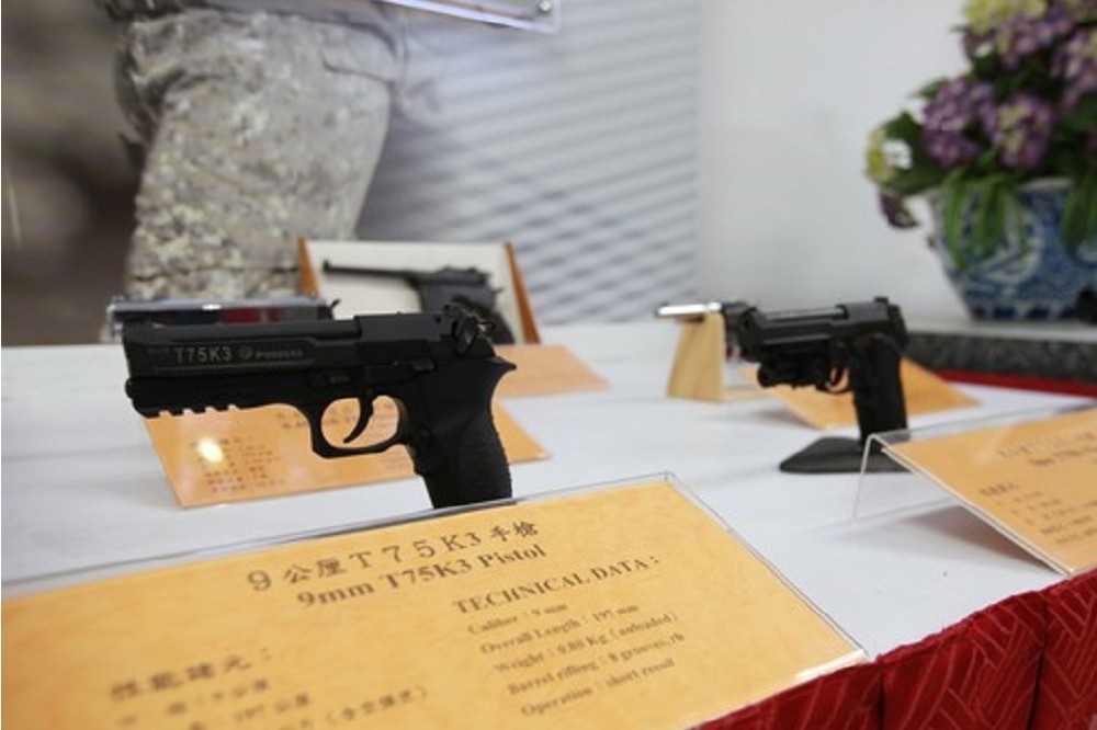 陸軍司令部採購TC75式9公厘手槍子彈，預算2千萬元，卻因決標公告未仔細校對，子彈數量竟多了個「零」。圖為軍備局研改國造T75K3手槍。（軍聞社提供）