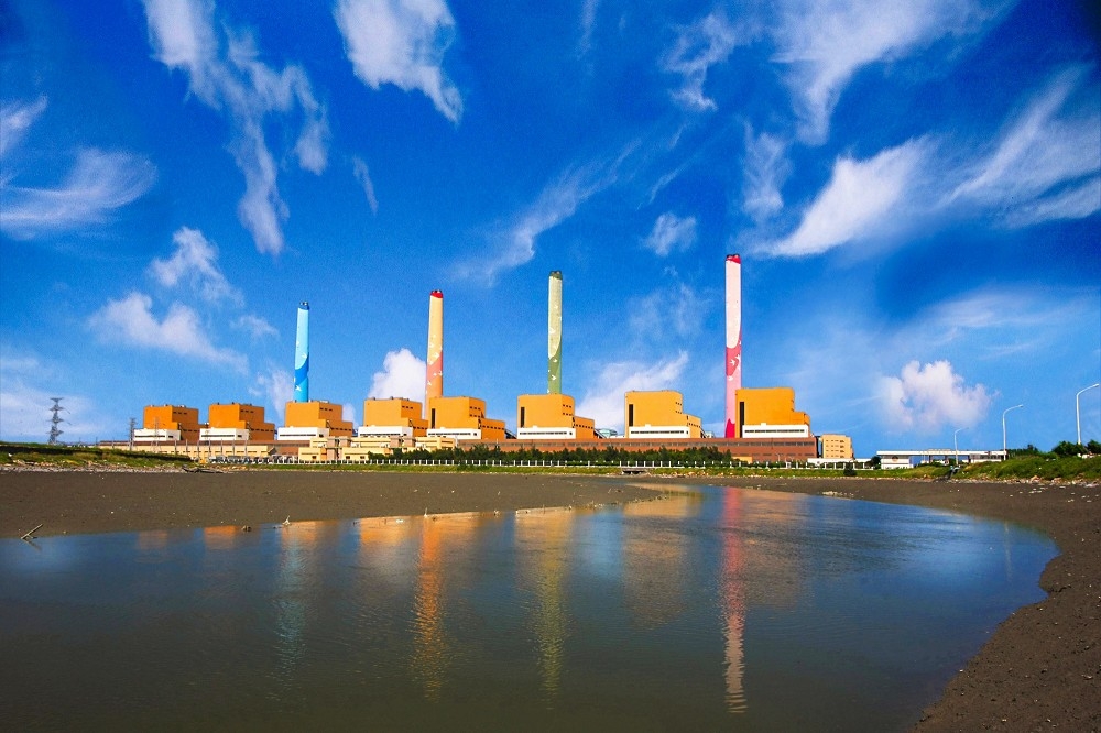 台電燃煤電廠降載停機減發電近7成，為空品盡心力。（台電公司提供）
