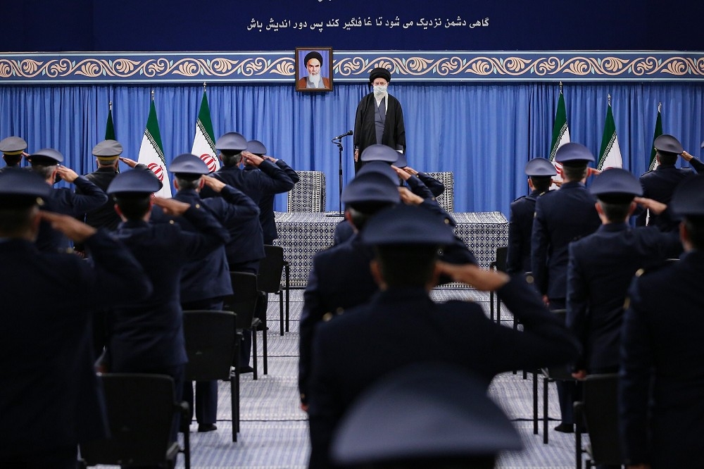 伊朗最高領袖哈梅內伊在慶祝伊斯蘭革命42周年時，接見軍官時發表對重返核協議的看法。（哈梅內伊推特）