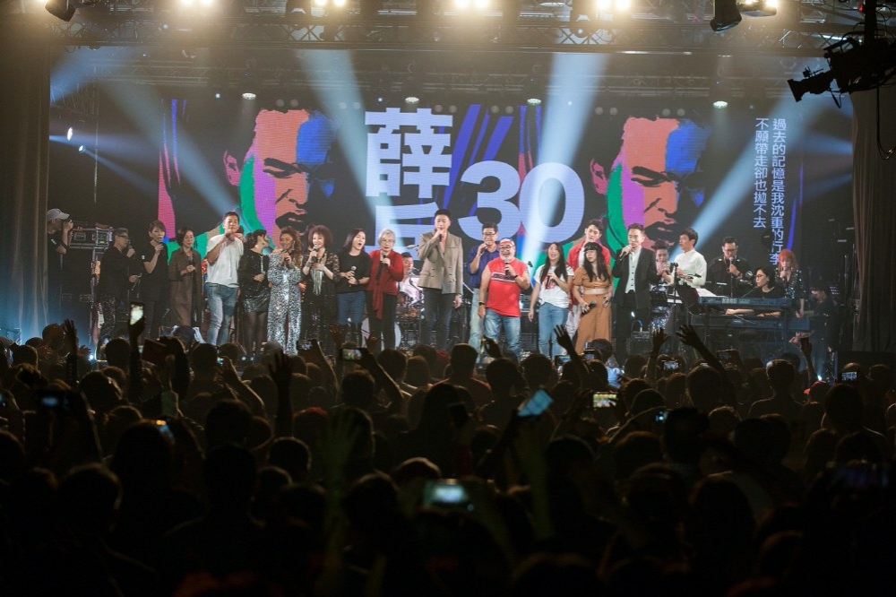 《薛岳30紀念演唱會》聚集眾多歌手演出，一起向薛岳致敬。（公視提供）
