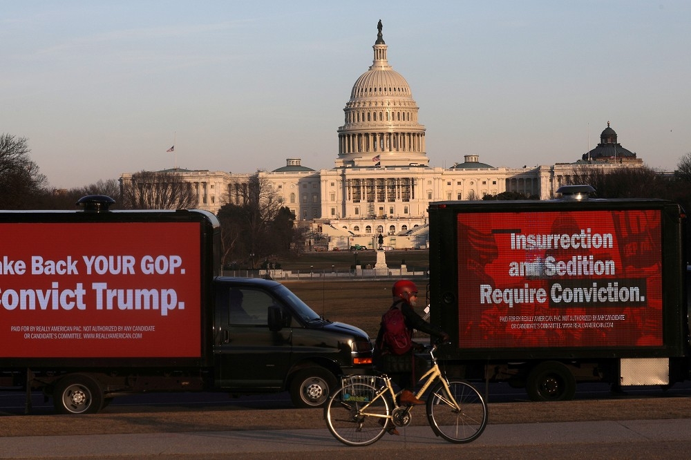 美國國會山莊有民眾自費廣告看板呼籲共和黨放棄川普。（湯森路透）