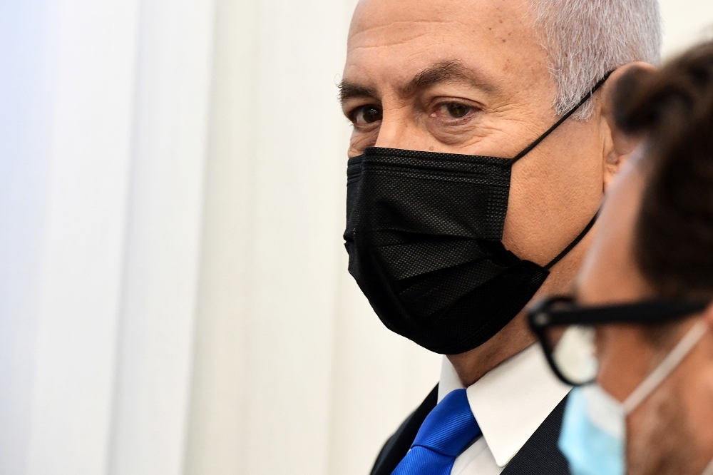 以色列總理納坦雅胡在法庭內等待開庭。（湯森路透）