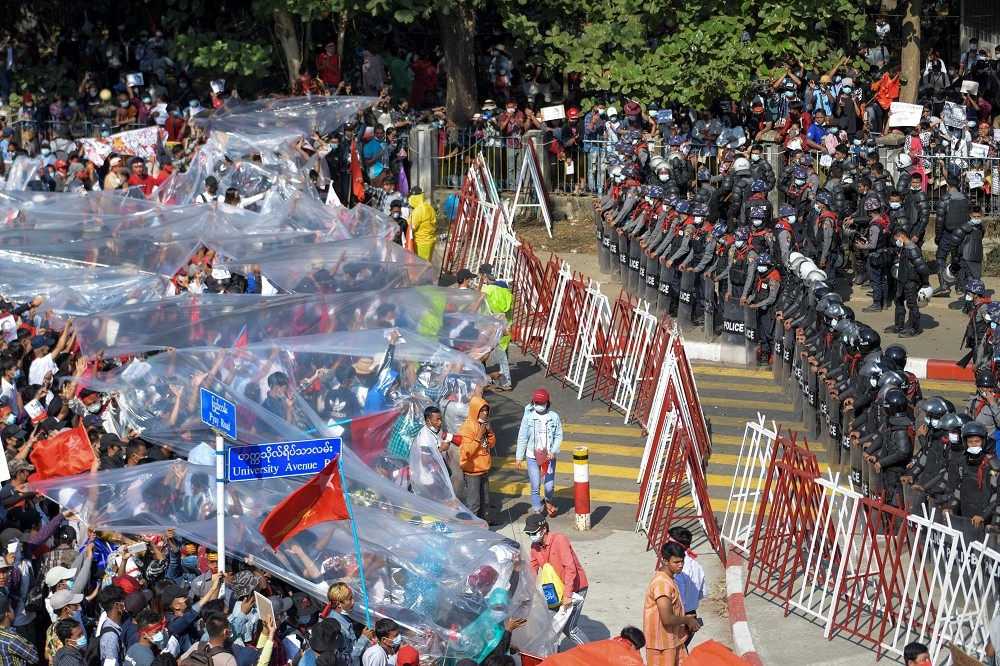 9日緬甸民眾不懼限聚令上街抗議。（湯森路透）