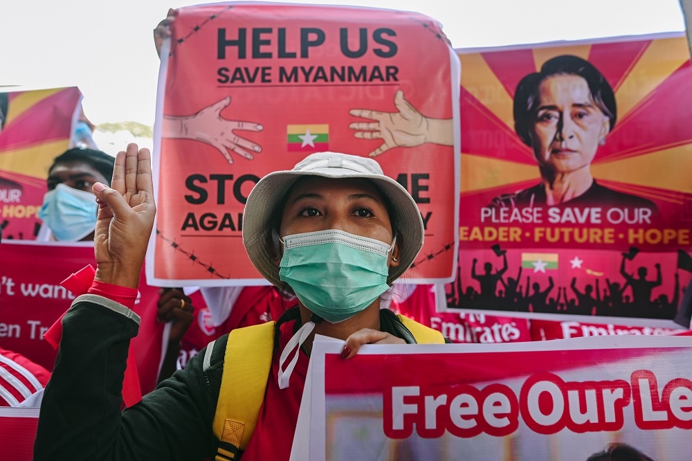 緬甸各地民眾上街抗議，要求軍政府釋放翁山蘇姬。 （湯森路透）