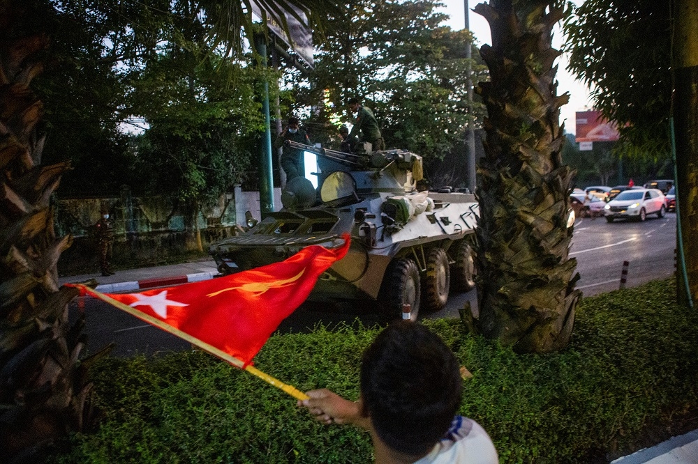 坦克車進駐緬甸仰光。（湯森路透）