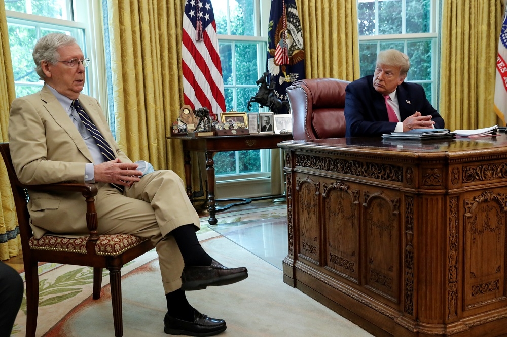 美國參議院共和黨領袖麥康諾與前總統川普，2020年7月在白宮橢圓辦公室談疫情救濟方案。（湯森路透）