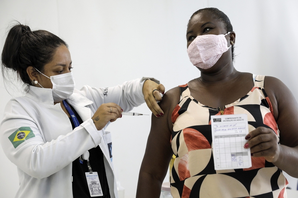 巴西婦女進行新冠疫苗接種。（湯森路透）