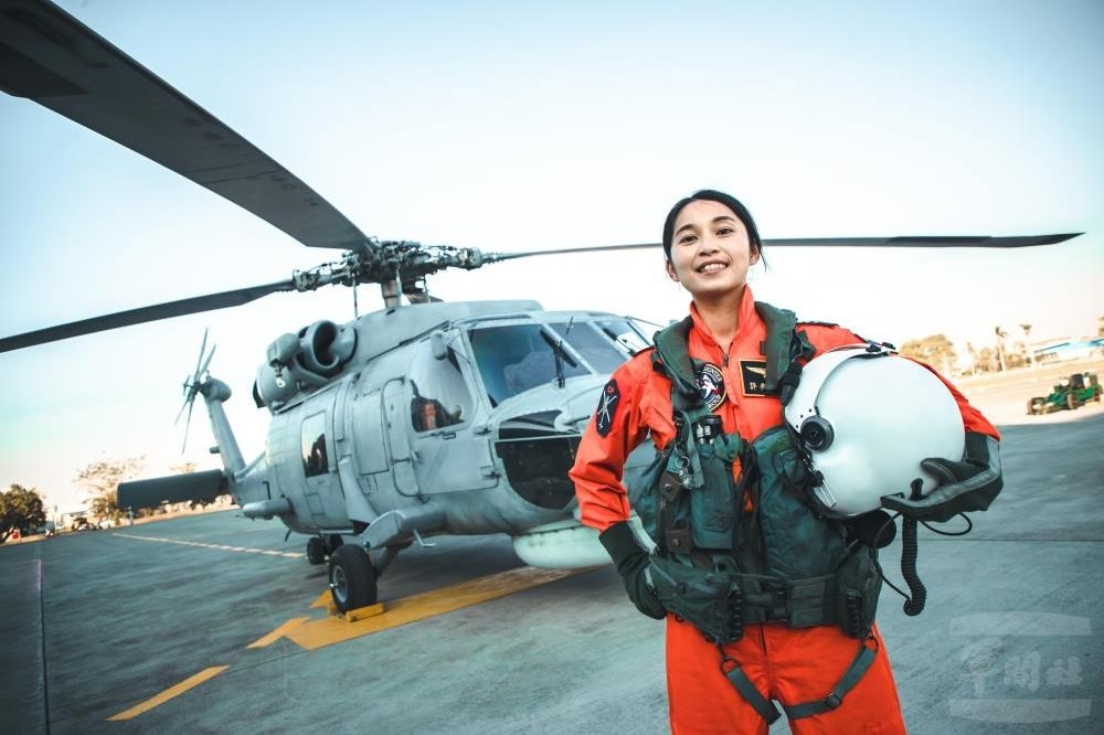 海軍首位反潛直升機女飛官許秀青正式亮相，已正式加入執行戰備任務行列。（取自軍聞社）