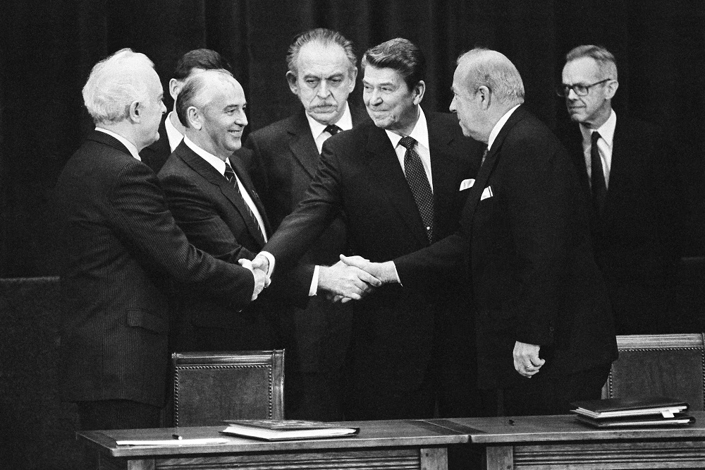 1985年11月21日，美蘇四巨頭於瑞士日內瓦會面，左至右：蘇聯外長謝瓦納茲、總書記戈巴契夫、美國總統雷根與國務卿舒茲。（湯森路透）