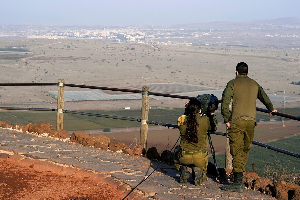以色列士兵在Mount Bental了望叙利亚领土。（汤森路透）(photo:UpMedia)
