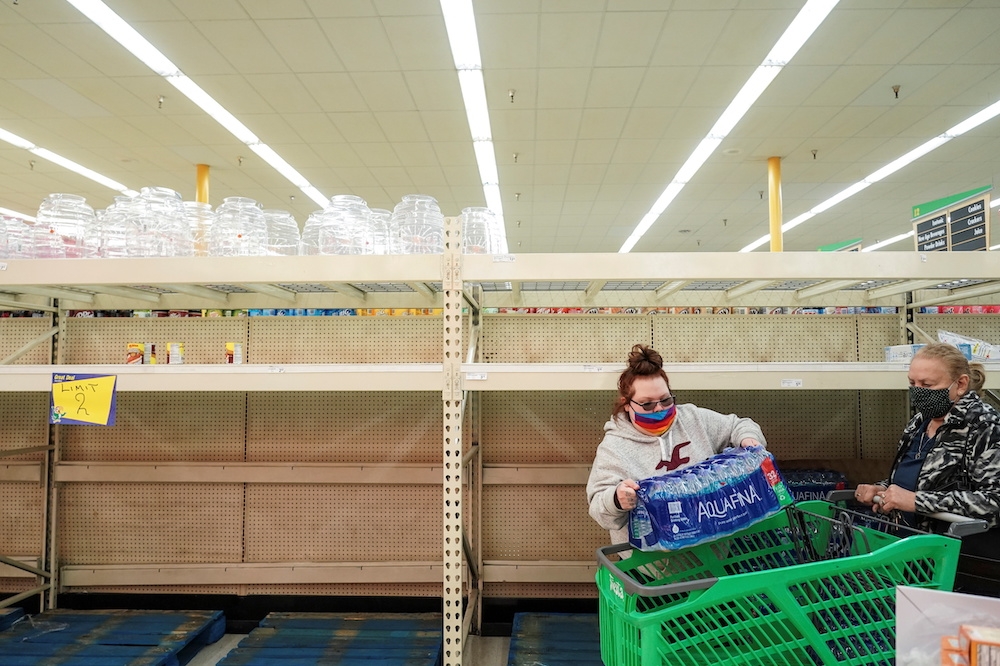 德州各地超市飲用水、食物被搶購一空。（湯森路透）