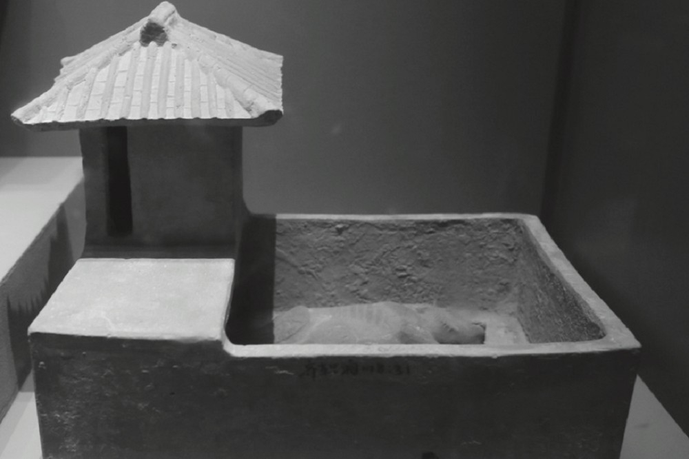 西漢紅陶廁所－內蒙古博物館收藏（麥田出版社提供）