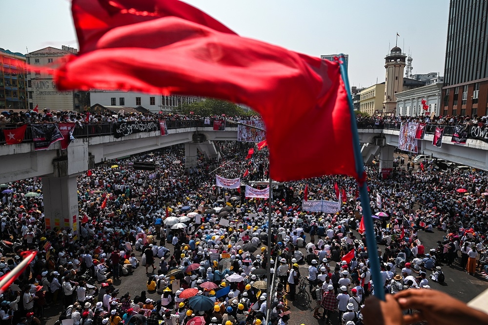 緬甸仰光街頭抗議。（湯森路透）