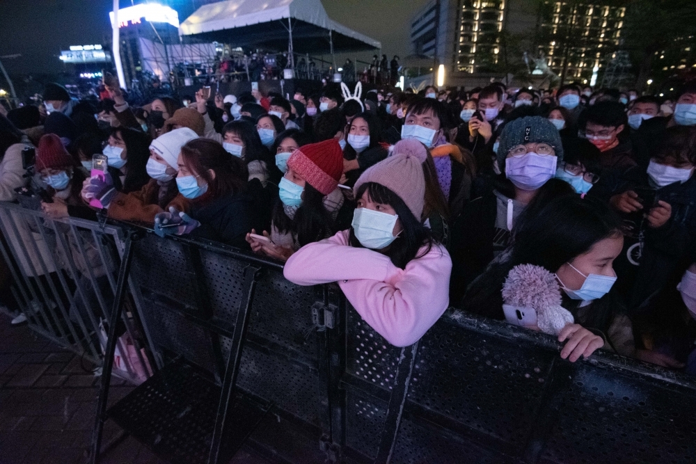 3月1日起，民眾參加大型集會活動仍要全程戴口罩。圖為2021跨年晚會（資料照片／蔣銀珊攝）