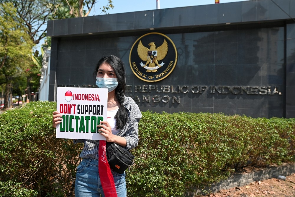 緬甸抗議者在印尼大使館外抗議。（湯森路透）