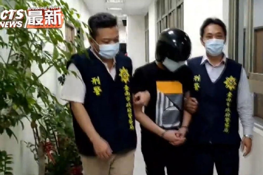 台南市「安平停車場追殺案」全案7嫌全數到案，檢方連夜聲押，除25日上午6點多投案的徐嫌外，其餘6人皆遭台南地院裁定羈押禁見。圖為曾嫌投案新聞畫面。（取自TVBS新聞）