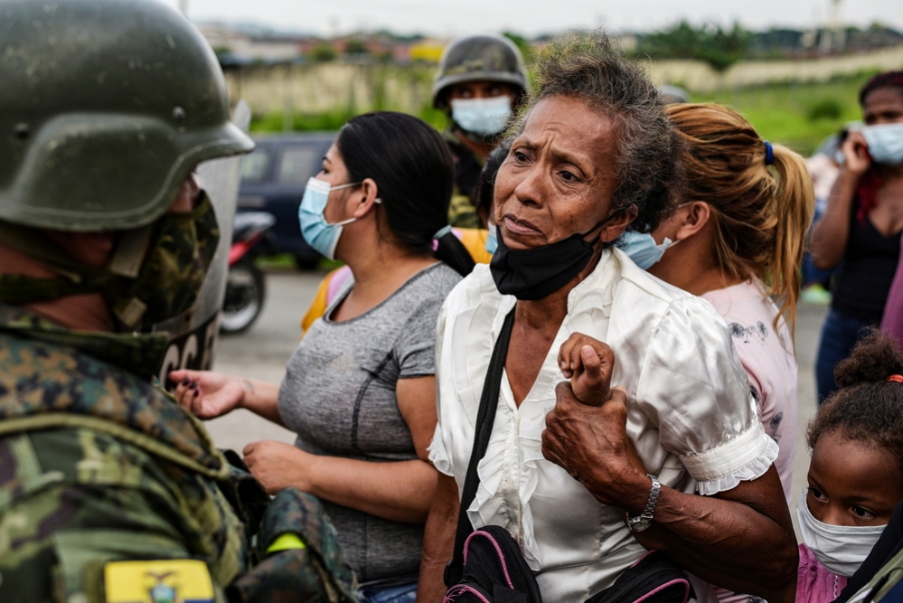 厄瓜多監獄外頭極度焦急的受刑人家屬，以及奉命駐守的特勤部隊。（湯森路透）