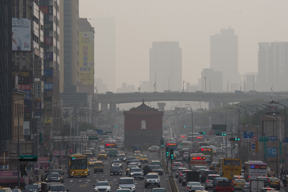 大台北空氣品質糟透了，呈現紅色警戒。(蔣銀珊攝)