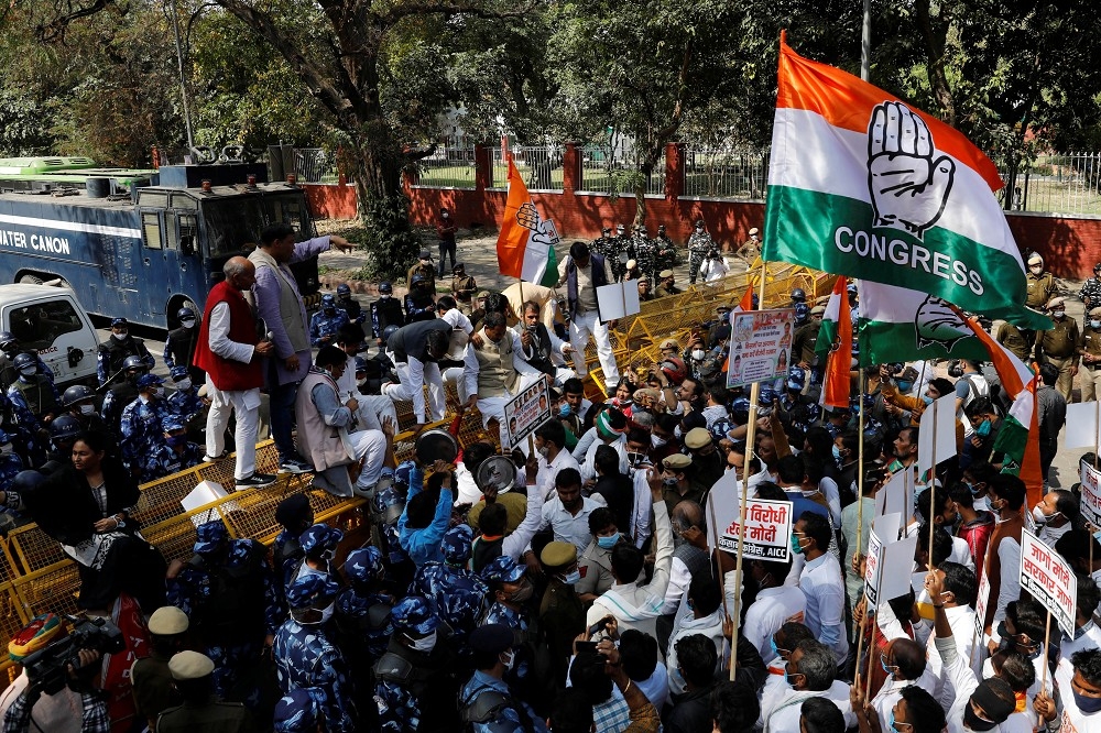 印度反對黨抗議莫迪政府的農業三法。（湯森路透）