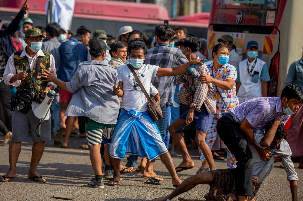 一名支持緬甸軍方的支持者拿刀上街。（湯森路透）