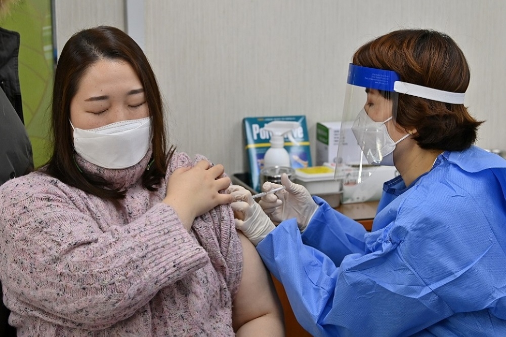 一名療養機構的工作人員在26日接種新冠肺炎疫苗。（湯森路透）