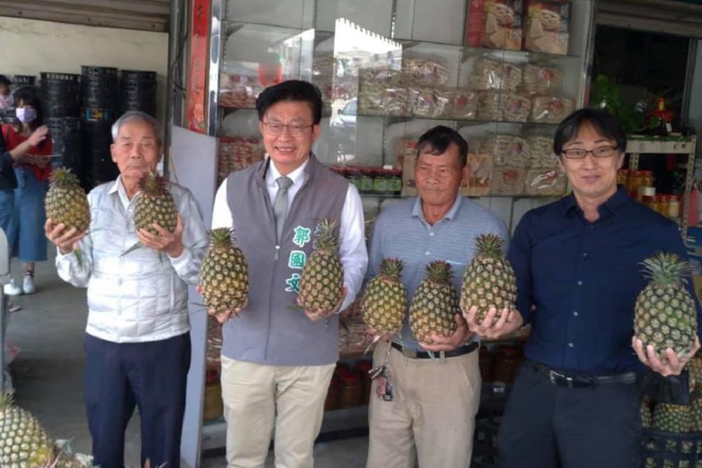 拉麵店社長感念台灣人在311大地震時伸援，推出吃1碗拉麵送1顆鳳梨感恩活動。（取自郭國文臉書）